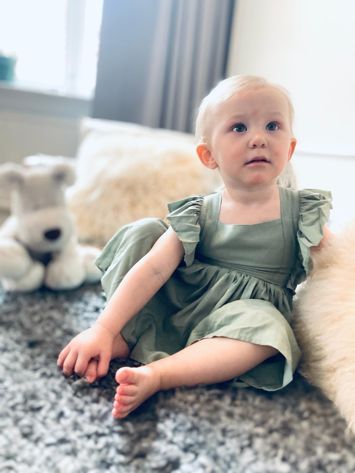 Matchande sommarklänning för mamma och dotter.