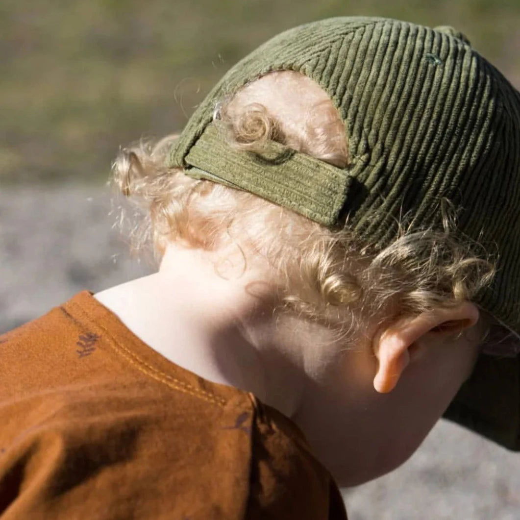 Matchande keps för pappa och barn, tillgängliga i vuxen-, barn- och bebisstorlekar.