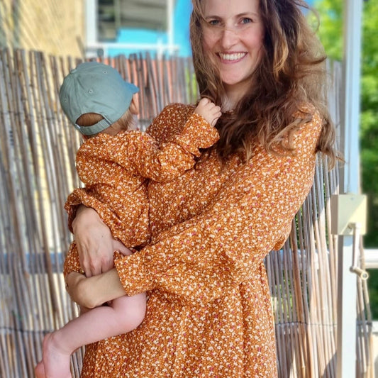 Matchande klänning mamma och dotter
